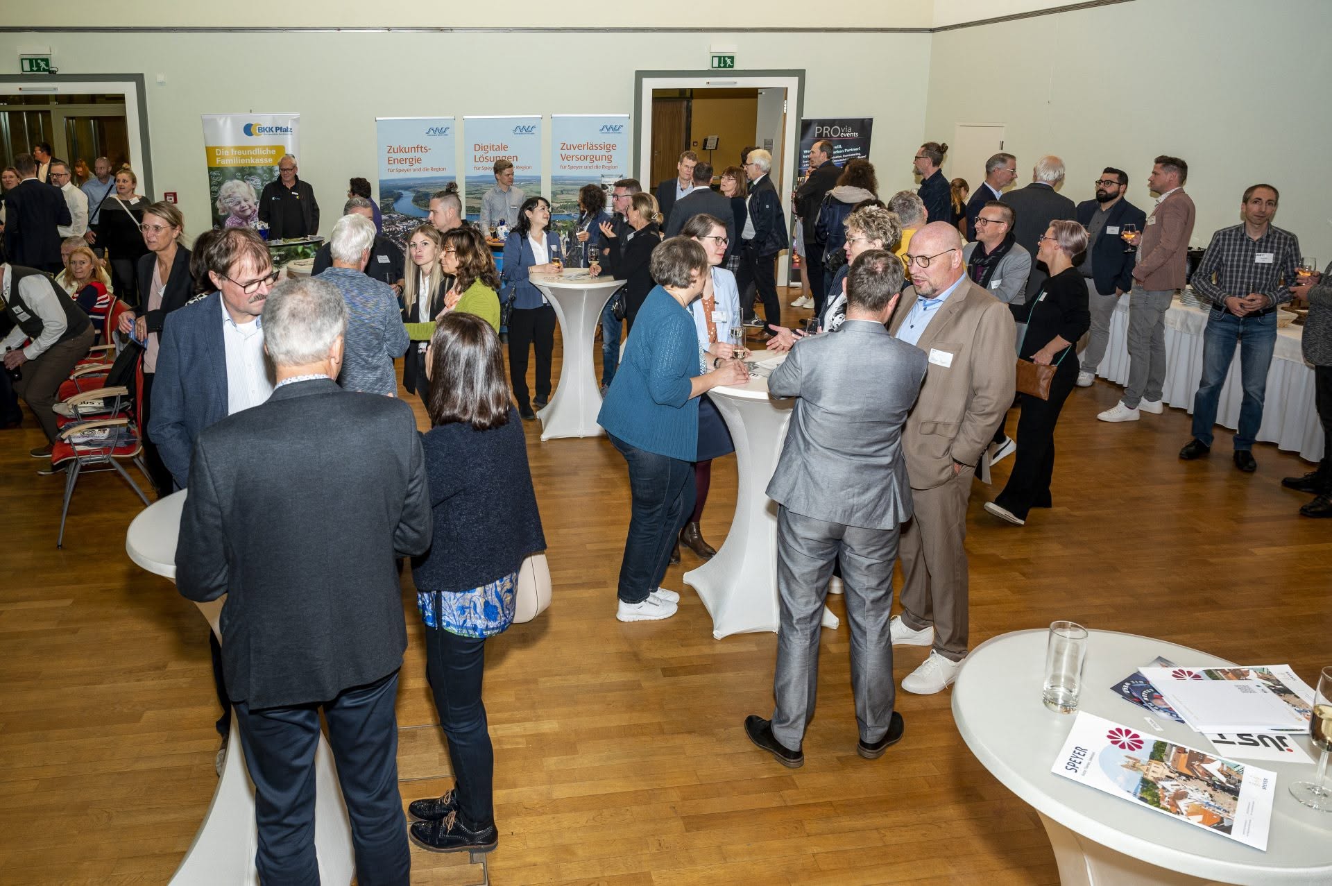 Teilnehmende im Gespräch bei einem Unternehmertreffen